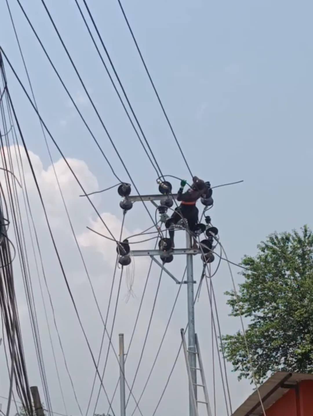 काभ्रेको धुलिखेलमा हाईटेन्सन लाइनमा काम गर्ने युवकको करेन्ट लागेर मृत्यु