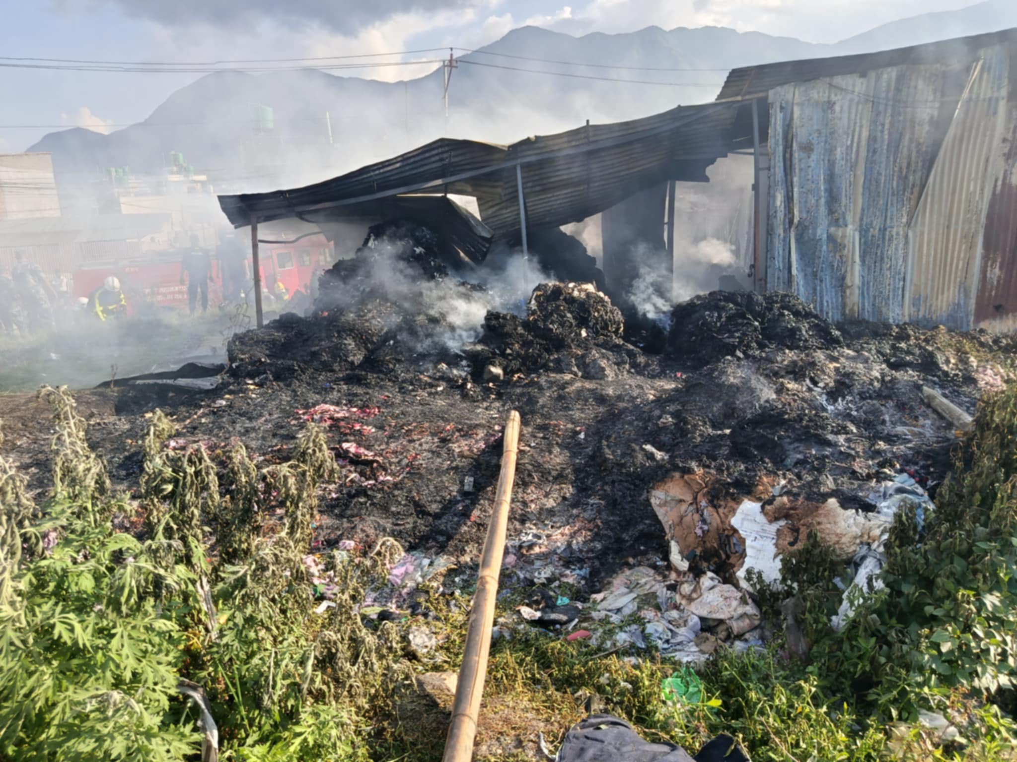 चन्द्रागिरीमा  कपास उद्योगमा आगलागी नियन्त्रण गर्दै सुरक्षाकर्मीहरू(तस्बिरहरू)