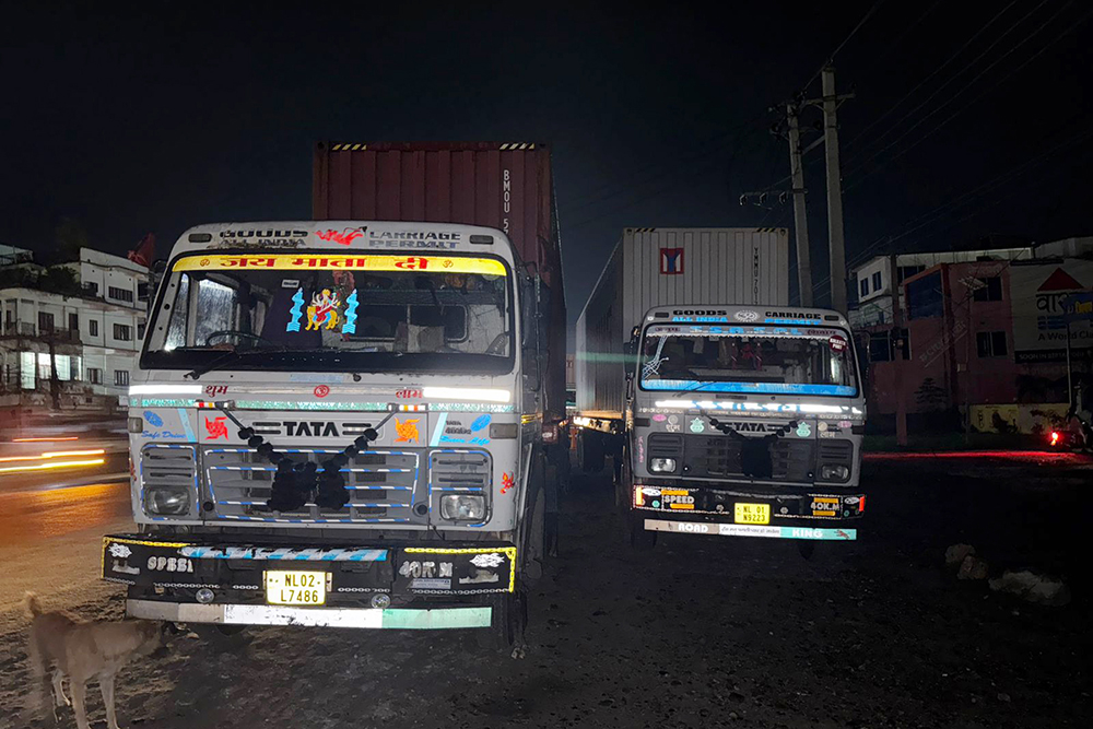 बिर्तामोडमा तीन करोड ६१ लाखको अवैध सामानसहित तीन वटा कन्टेनर नियन्त्रणमा