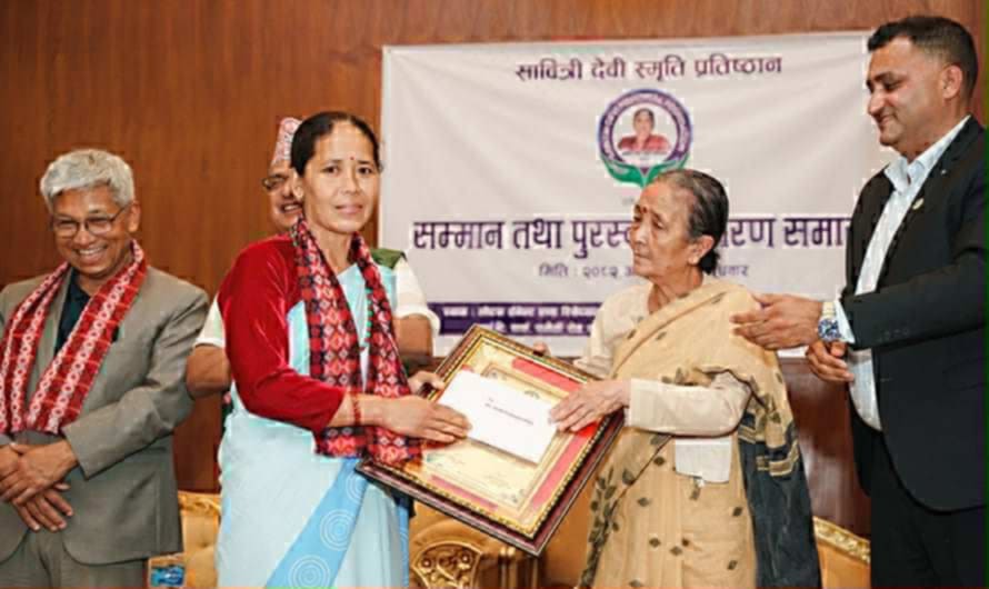 सावित्री देवी स्मृती प्रतिष्ठानद्वारा स्वास्थ्यकर्मी लामासहित अन्य व्यक्ति सम्मानित