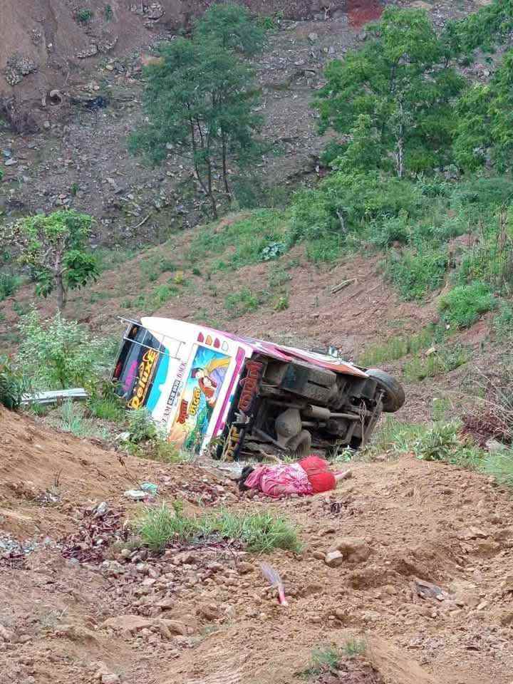 पनौतीबाट भुग्देउ जाँदै गरेको यात्रुबस दुर्घटना, एकको मृत्यु, तीन घाइते