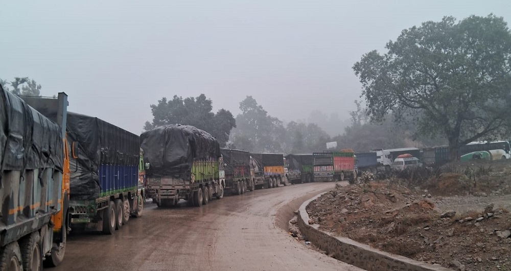 दुम्किवासमा ‘डाइभर्सन’ बग्दा पूर्वपश्चिम राजमार्ग अवरुद्ध