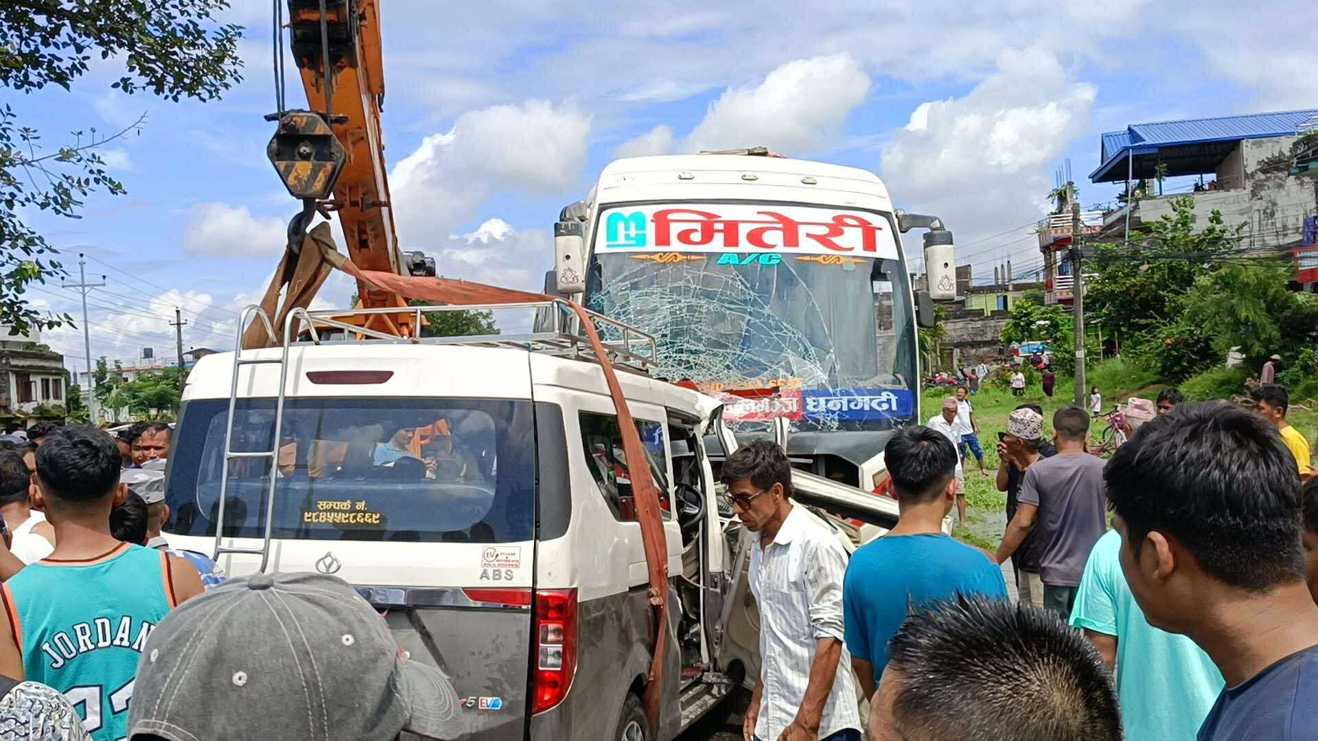 चितवनको खहरेपुलमा बस र ईभी ठोक्किँदा ७ जनाको मृत्यु, ३१ घाइते