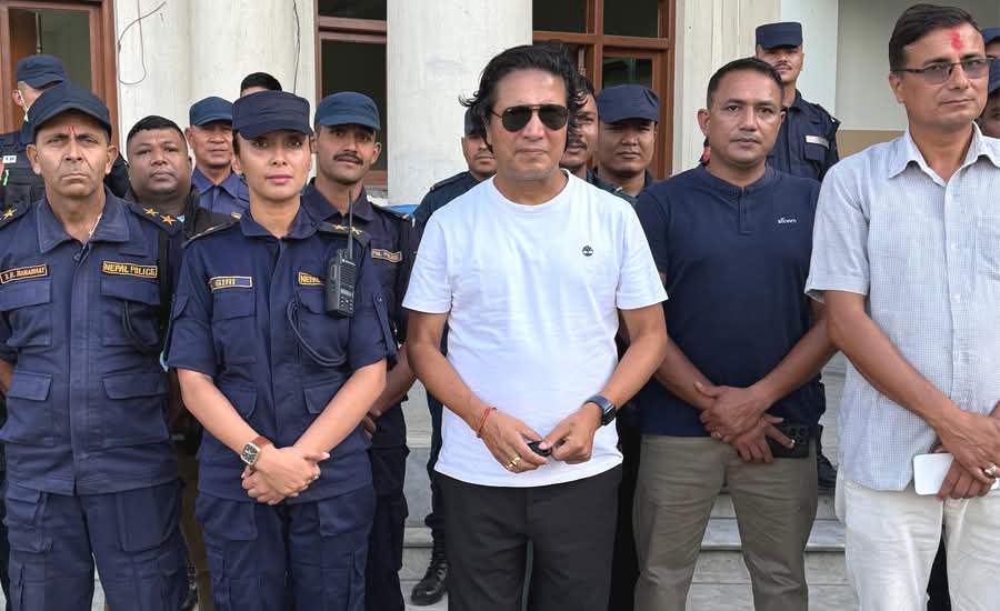 आफ्नै गाउँकाे थानकोट प्रहरी बृत्त पुनर्निर्माणका लागि अभिनेता दीपकराज गिरीद्वारा ५ लाख सहयोग